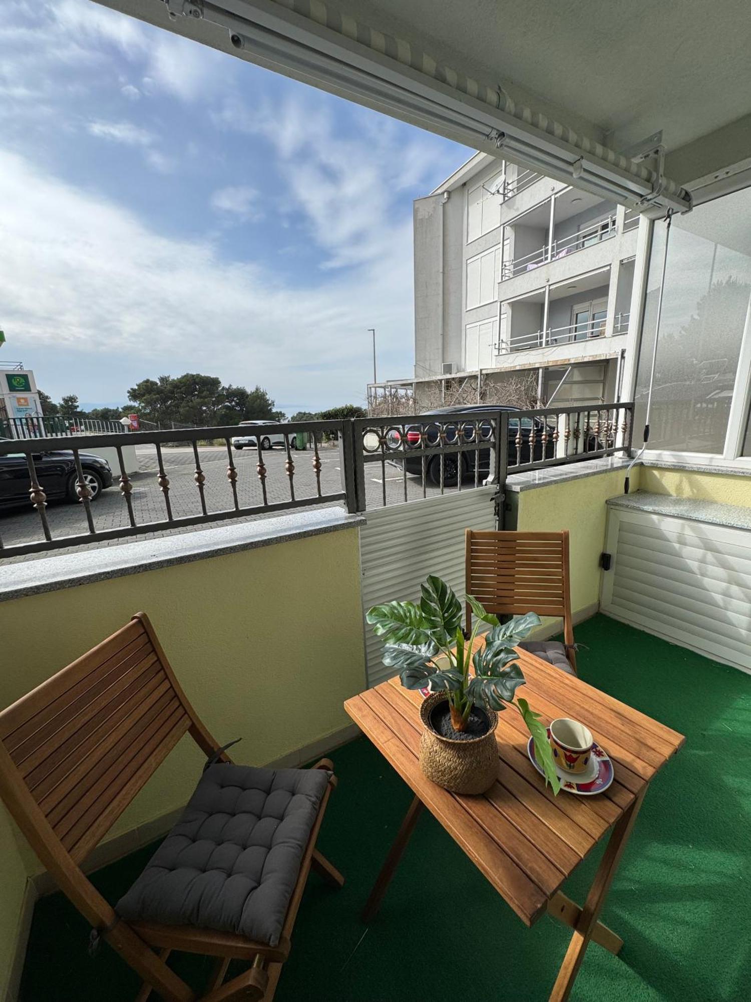 Apartment Tri Sunca Baska Voda Bagian luar foto