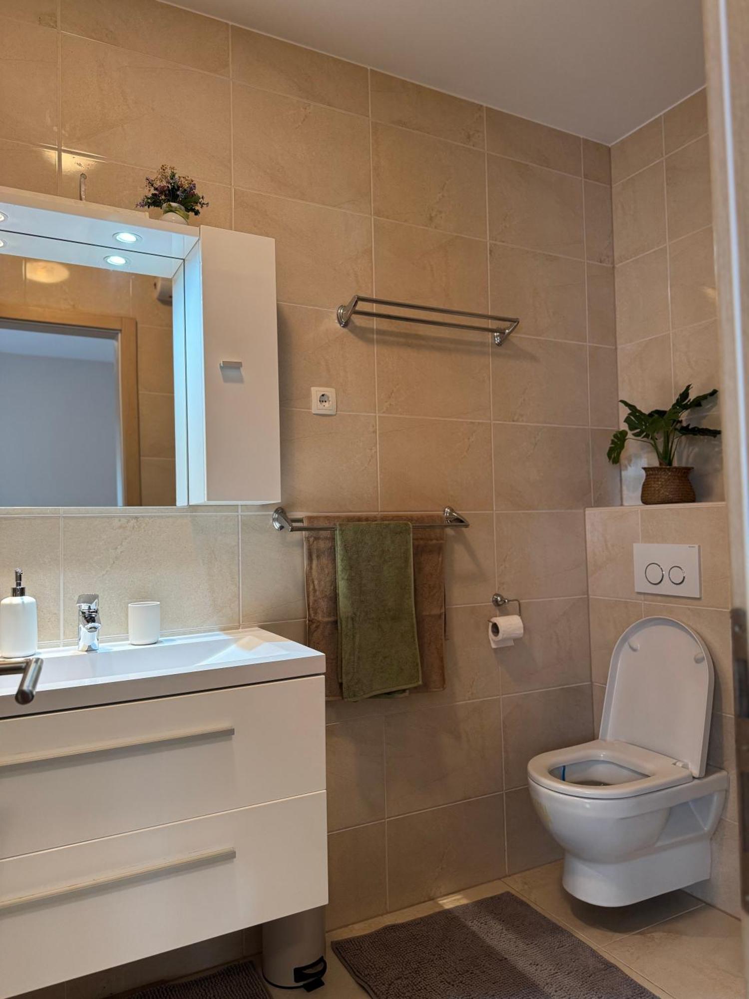 Apartment Tri Sunca Baska Voda Bagian luar foto
