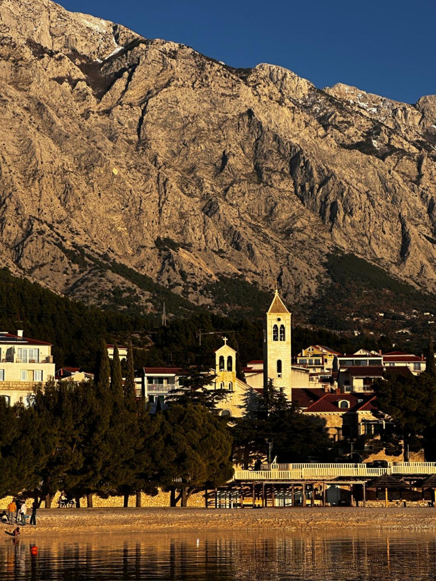 Apartment Tri Sunca Baska Voda Bagian luar foto